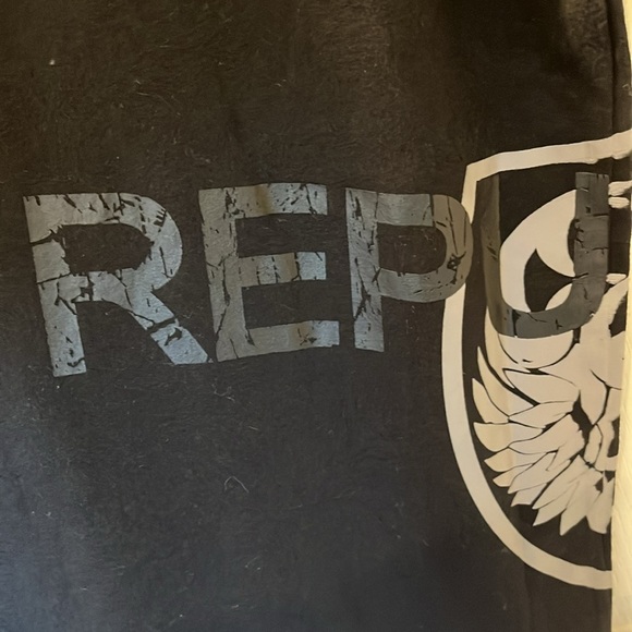 🆕 Rock & Republic Men’s Graphic Side Skull Tee Black Large - Picture 4 of 10